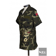 Camisa camuflaje militar customizada con originales apliques.