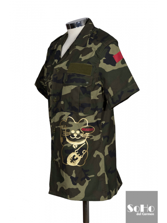 Camisa camuflaje militar customizada con originales apliques.